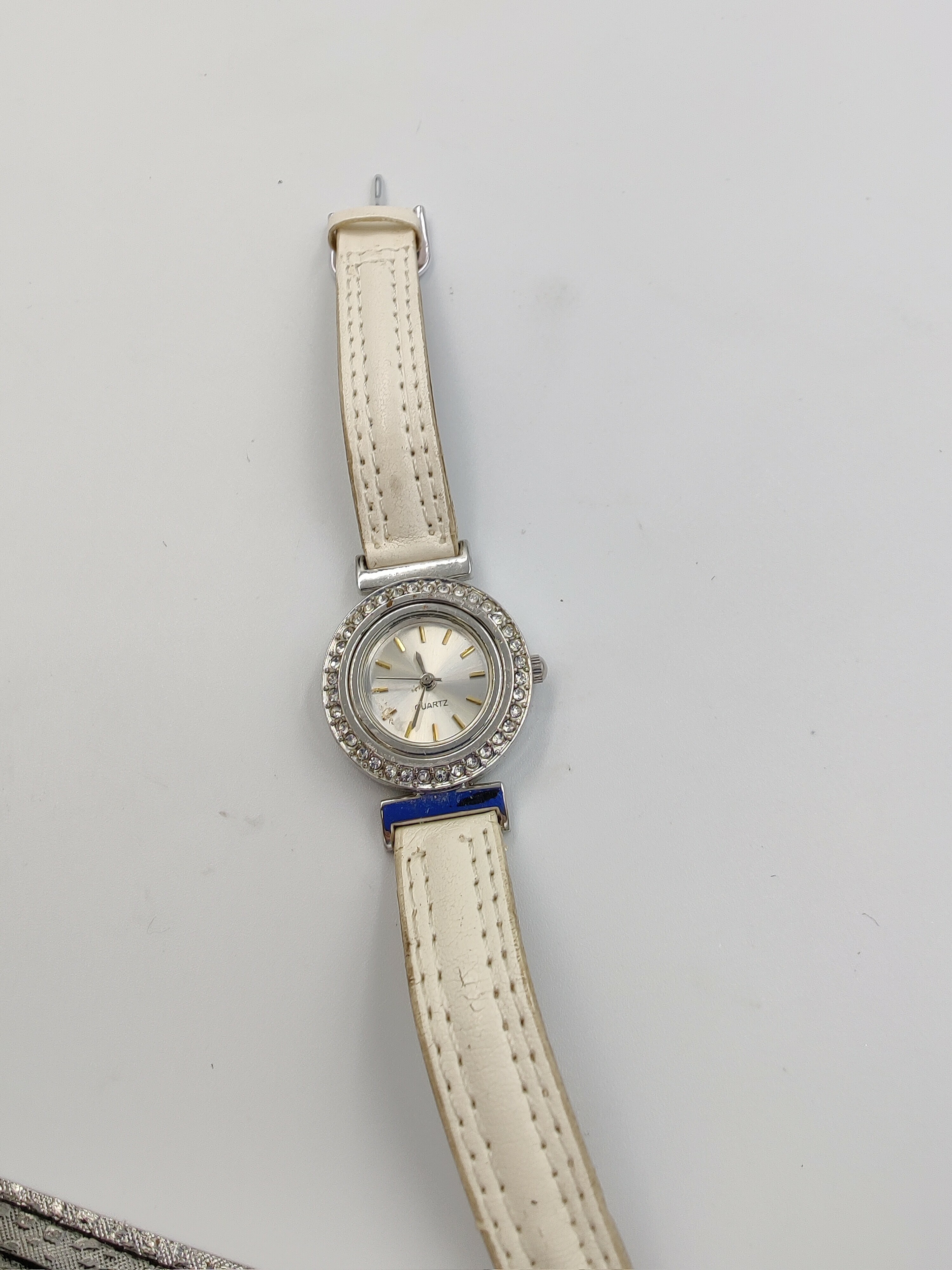 damski-zegarek-quartz-polecamy-ksztalt-koperty-okragla