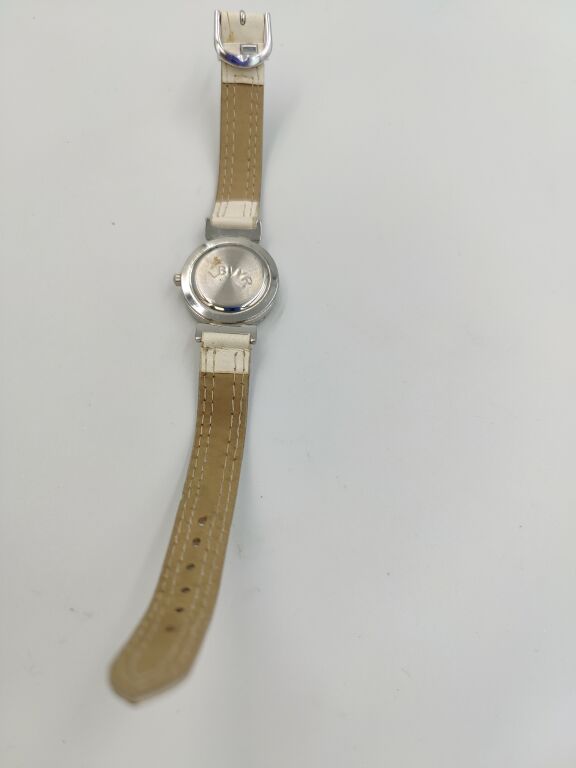 damski-zegarek-quartz-polecamy-typ-nareczny