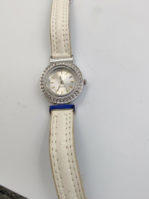 damski-zegarek-quartz-polecamy-funkcje-brak