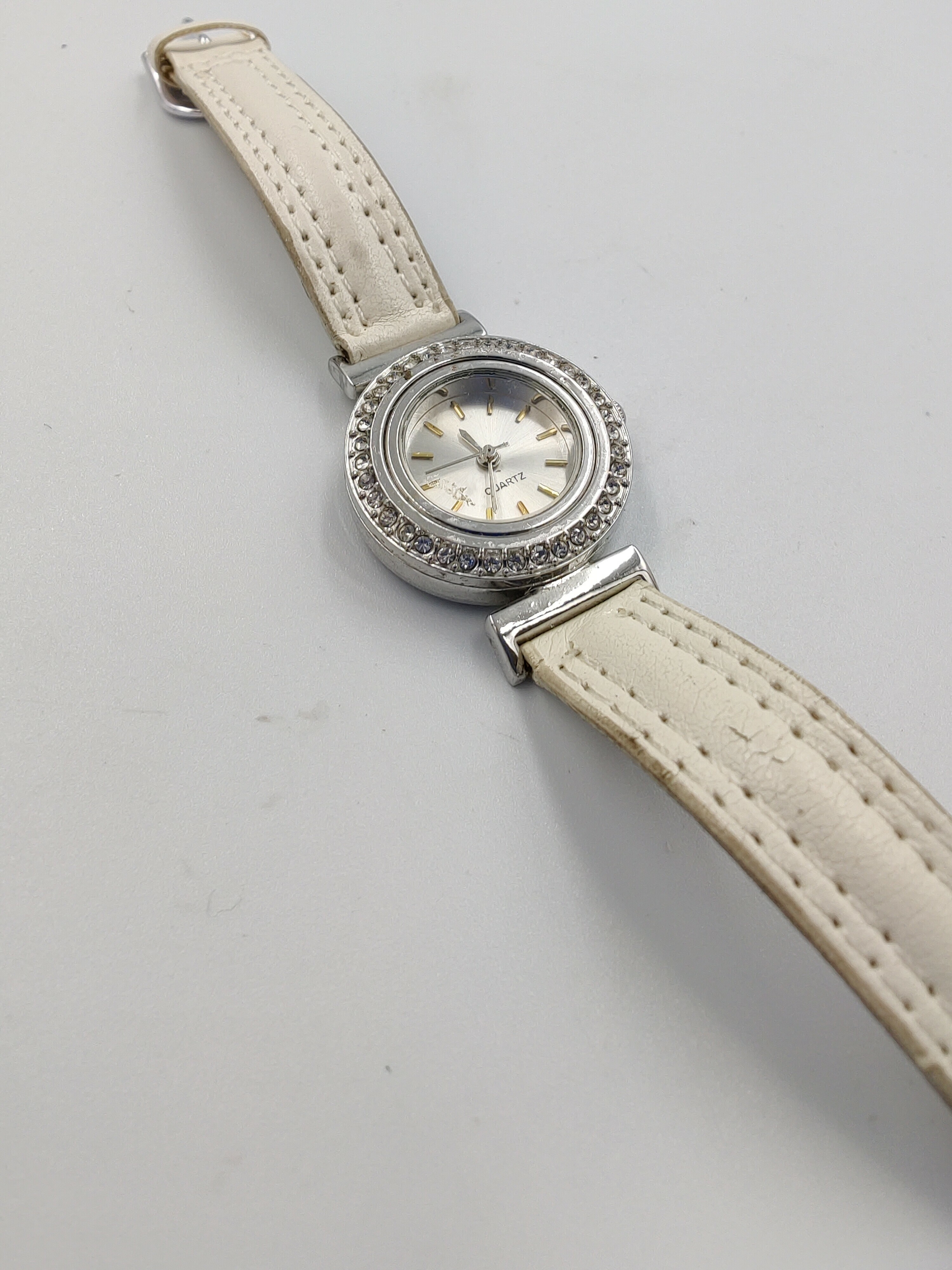 damski-zegarek-quartz-polecamy-mechanizm-kwarcowy