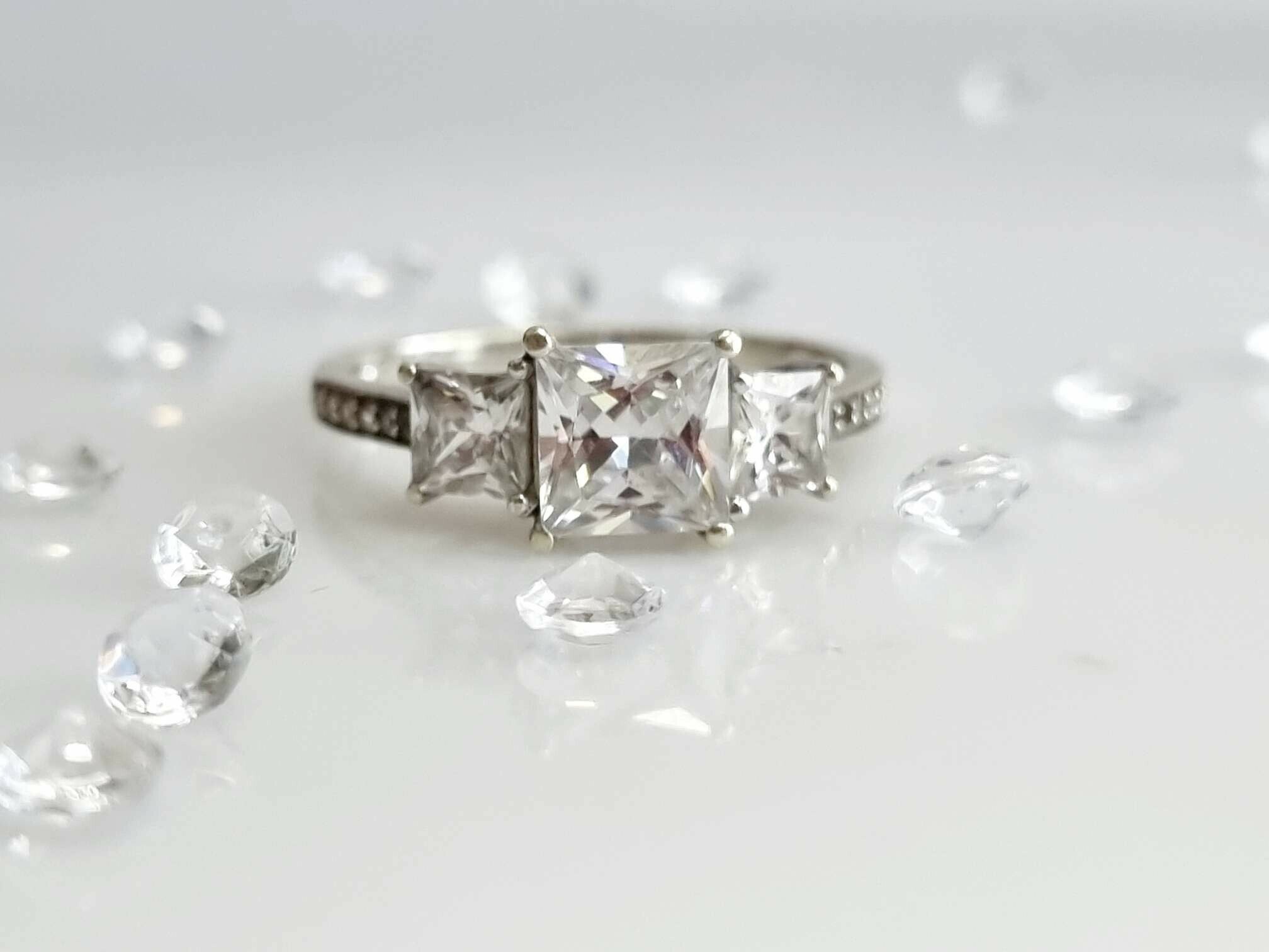 pierscionek-z-bialego-zlota-9ct-rodzaj-2205-2