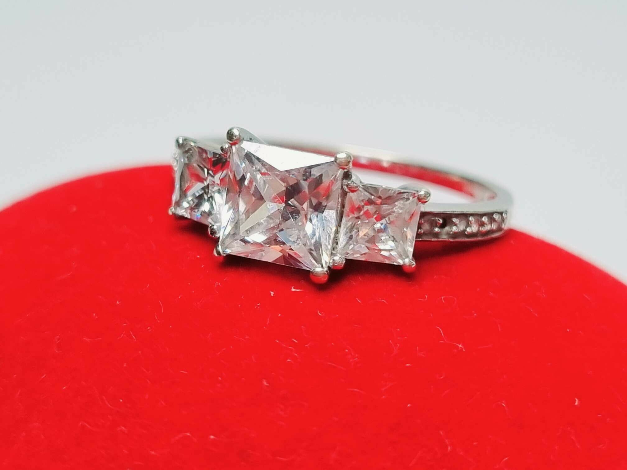 pierscionek-z-bialego-zlota-9ct-marka-226434-1646868