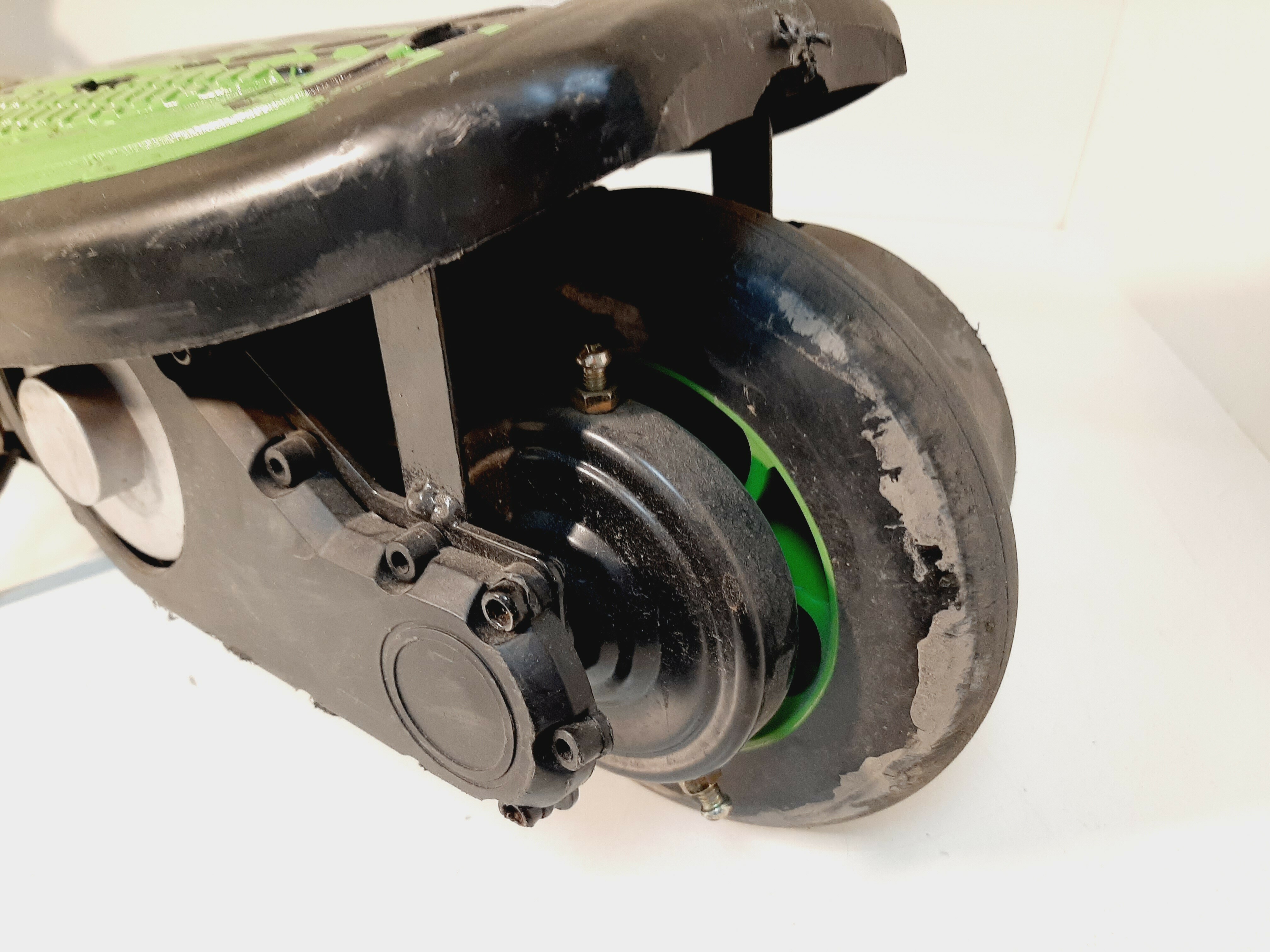 hulajnoga-elektryczna-kawasaki-55-kxfs-cechy-dodatkowe-oswietlenie