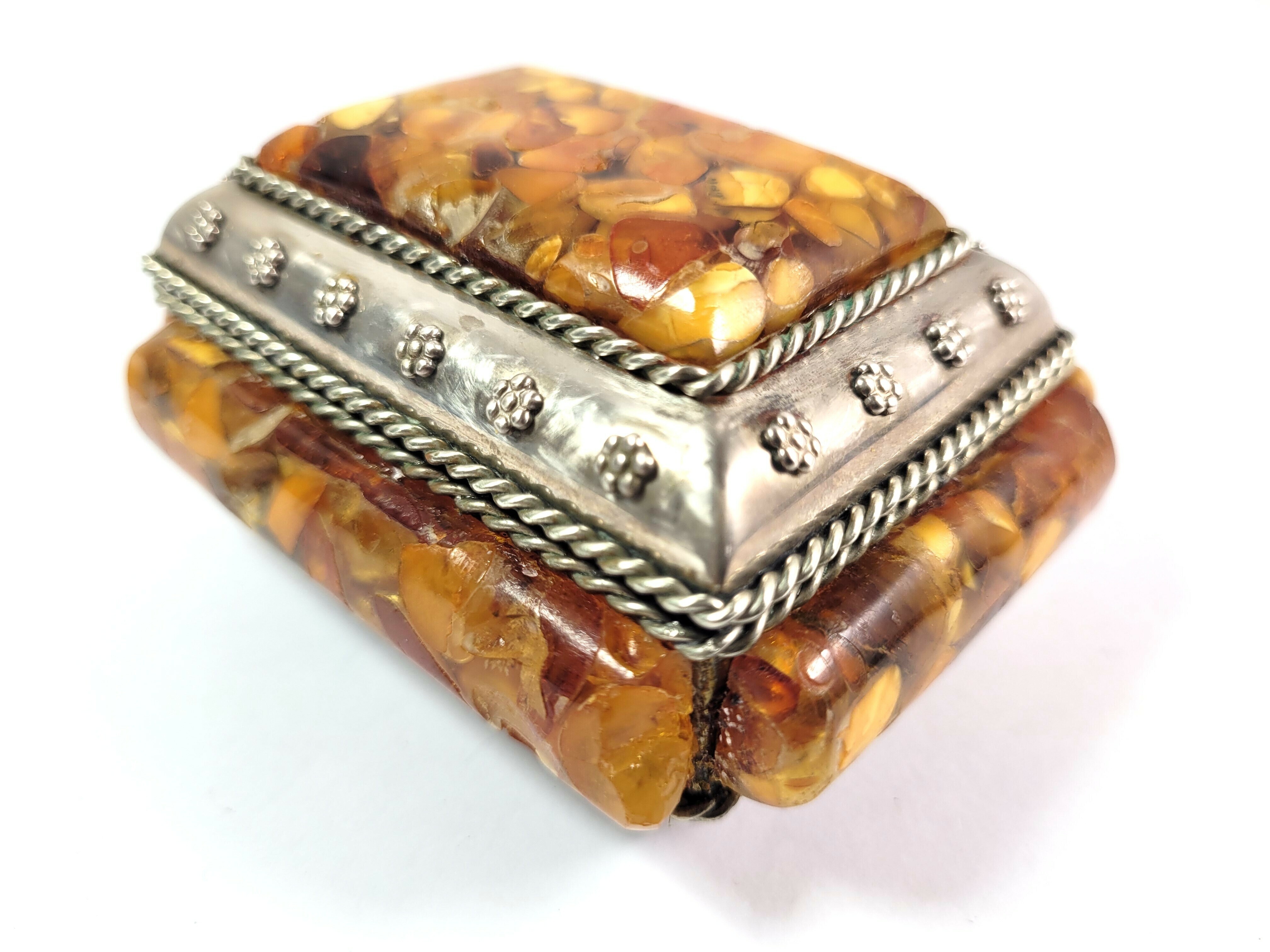 stara-szkatulka-z-bursztynu-ksztalt-inny