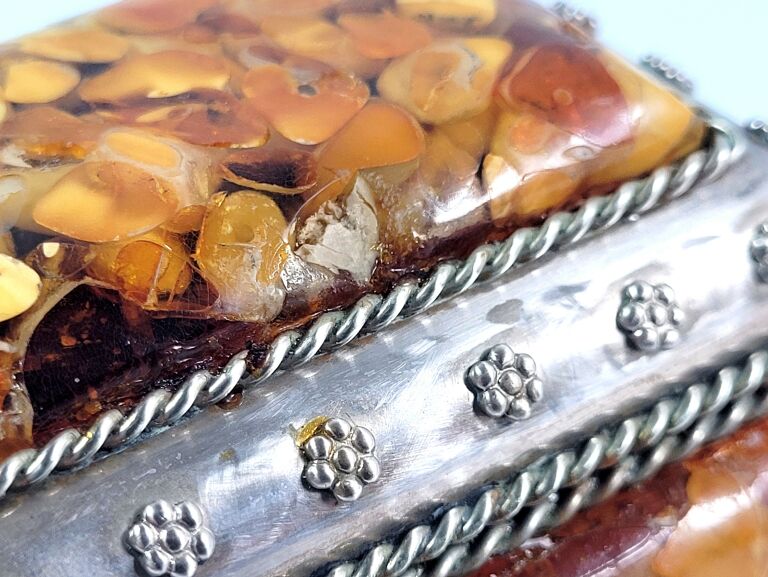 stara-szkatulka-z-bursztynu-stan-uzywany