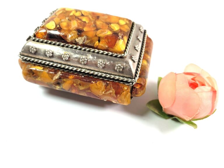 stara-szkatulka-z-bursztynu-stan-uzywany