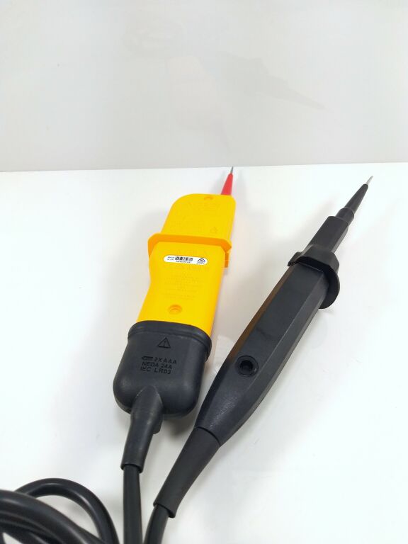 DWUBIEGUNOWY WSKAŹNIK NAPIĘCIA FLUKE T150