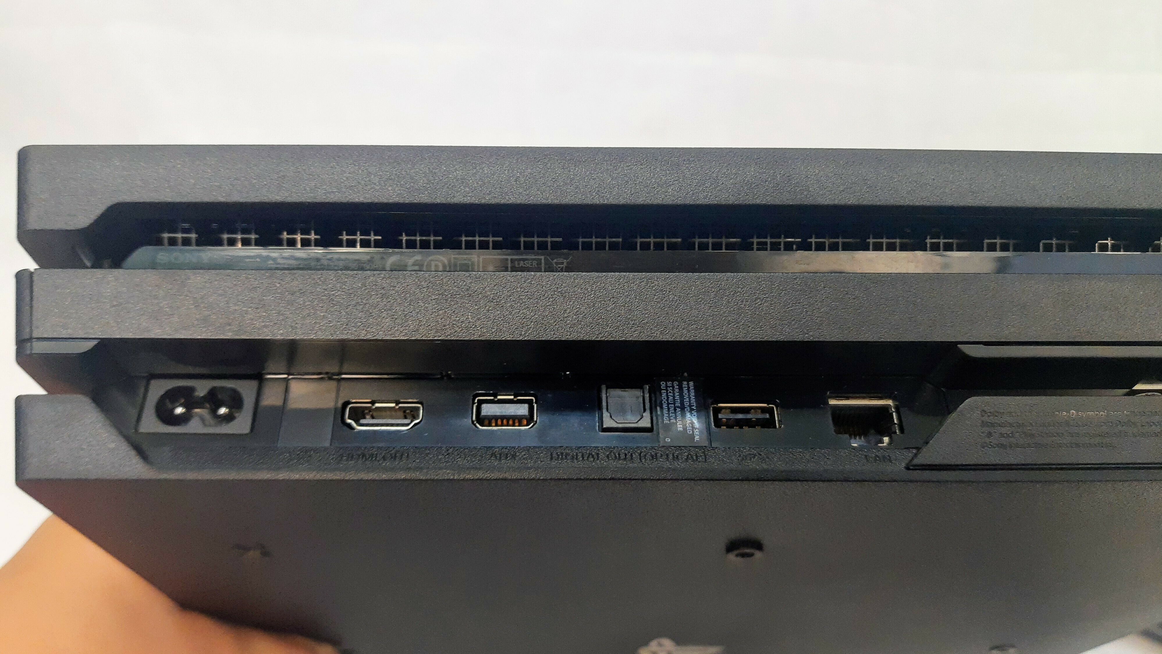 konsola-ps4-pro-1-tb-1-pad-okablowanie-kolor-czarny