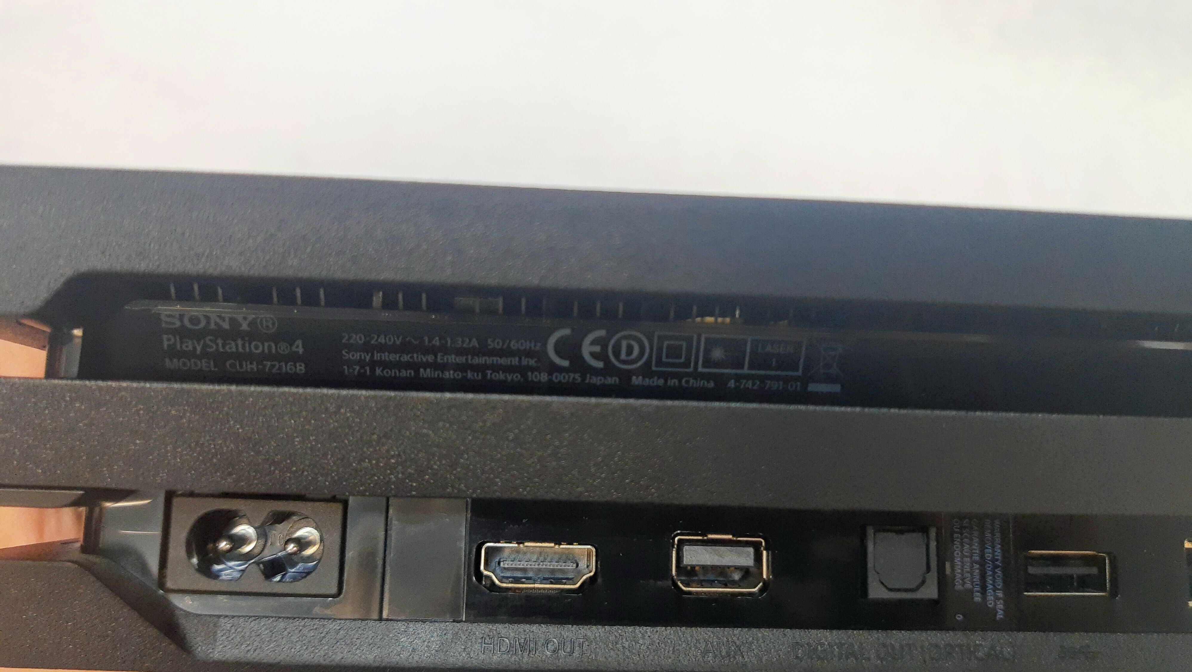 konsola-ps4-pro-1-tb-1-pad-okablowanie-wersja-playstation-4-pro