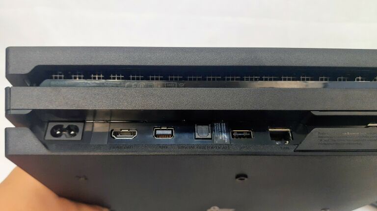 konsola-ps4-pro-1-tb-1-pad-okablowanie-kolor-czarny