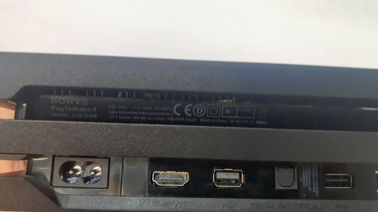 konsola-ps4-pro-1-tb-1-pad-okablowanie-wersja-playstation-4-pro