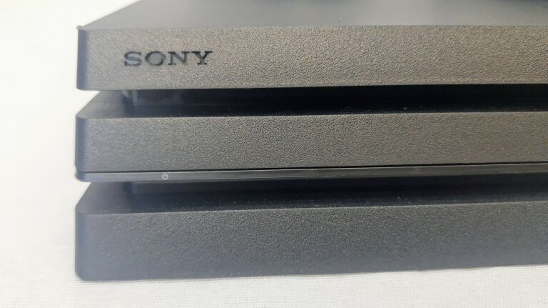 konsola-ps4-pro-1-tb-1-pad-okablowanie-stan-uzywany