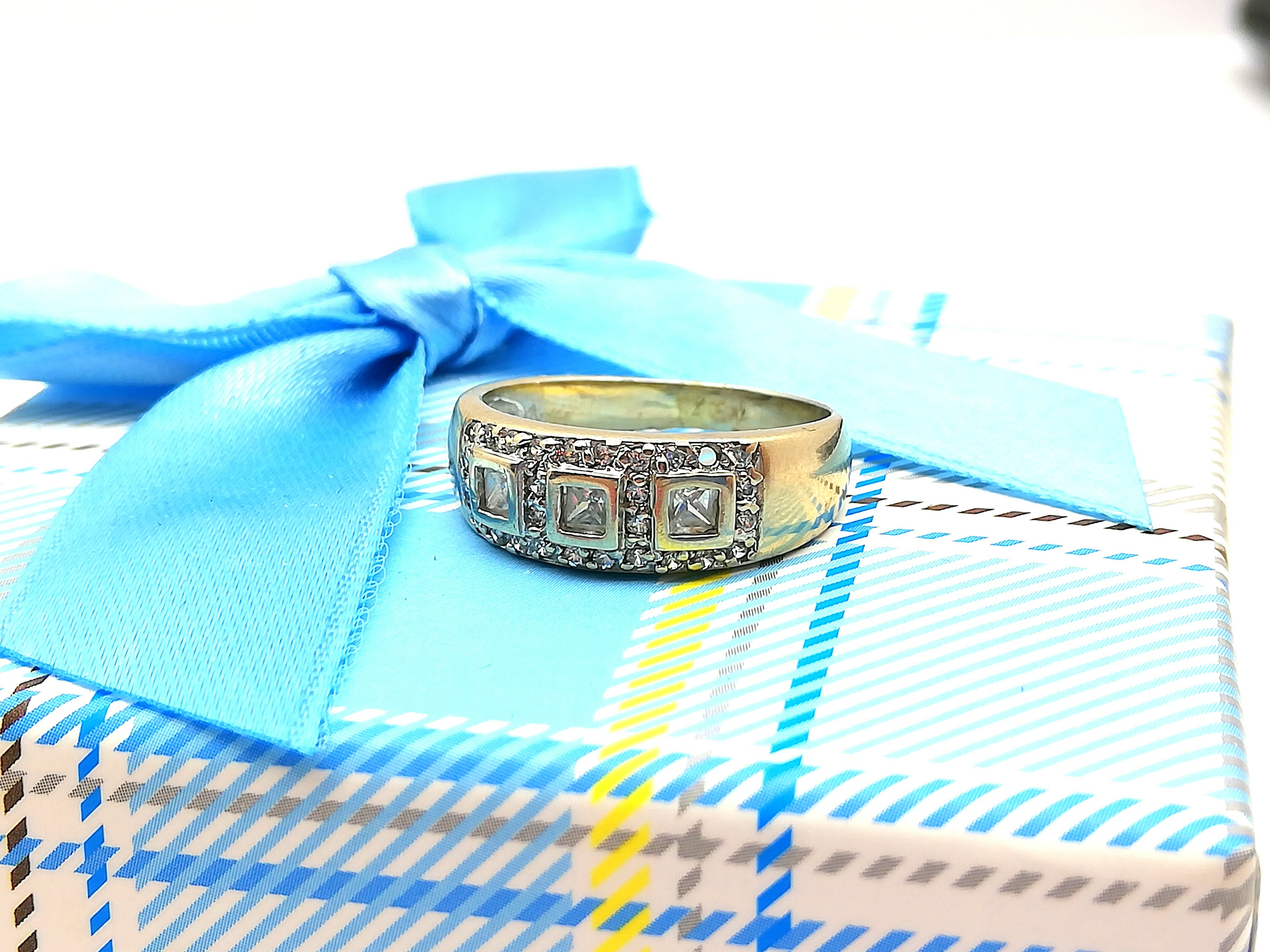 sliczny-pierscionek-z-bialego-zlota-z-cyrkoniami-kamien-cyrkonia