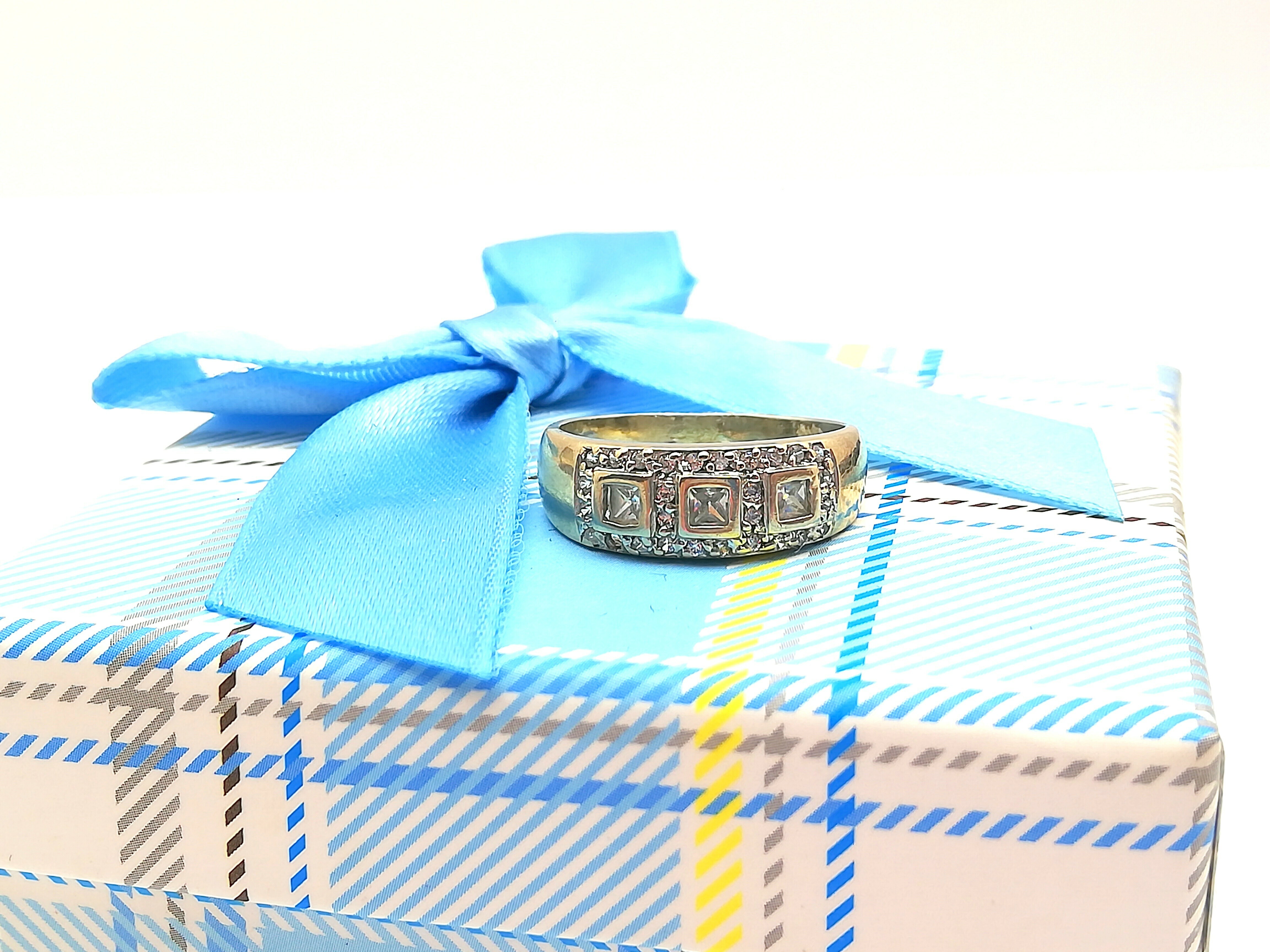 sliczny-pierscionek-z-bialego-zlota-z-cyrkoniami-marka-inna-marka