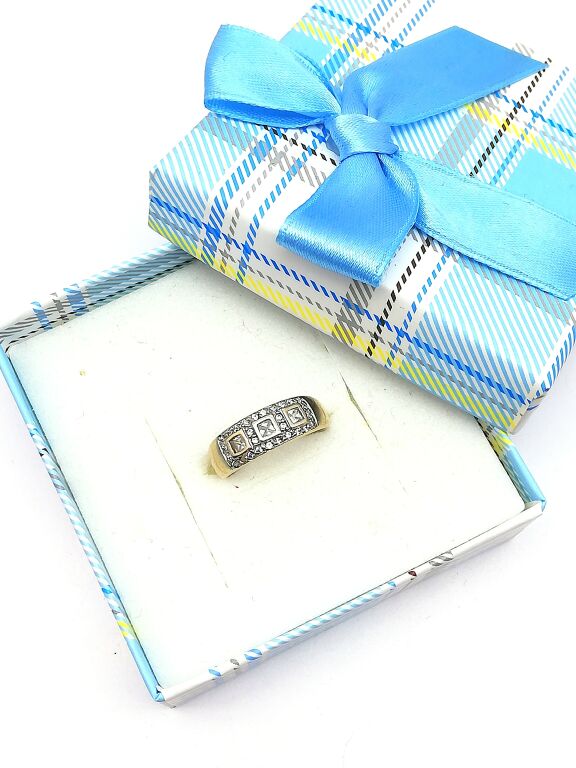 sliczny-pierscionek-z-bialego-zlota-z-cyrkoniami-stan-uzywany