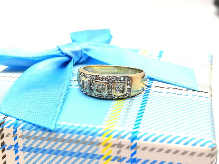 sliczny-pierscionek-z-bialego-zlota-z-cyrkoniami-kamien-cyrkonia