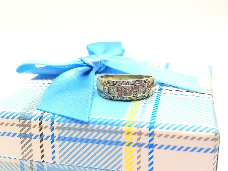 sliczny-pierscionek-z-bialego-zlota-z-cyrkoniami-marka-inna-marka