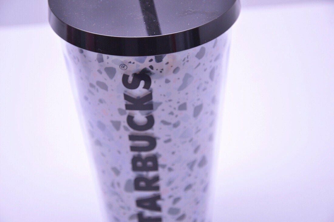 starbucks-kubek-ze-slomka-bialy-stan-powystawowy