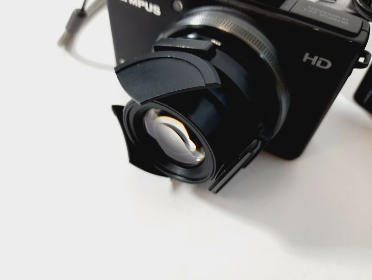 aparat-cyfrowy-olympus-xz-1-ladowarka-marka-olympus