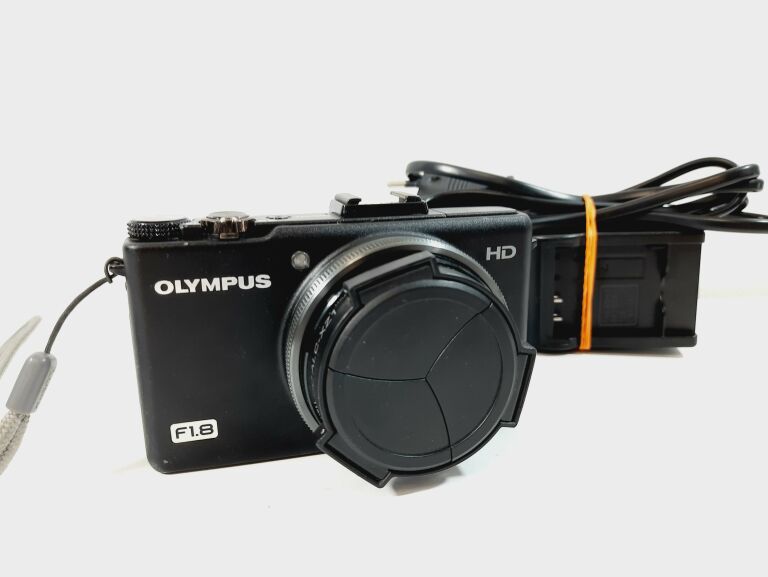 aparat-cyfrowy-olympus-xz-1-ladowarka-stan-uzywany