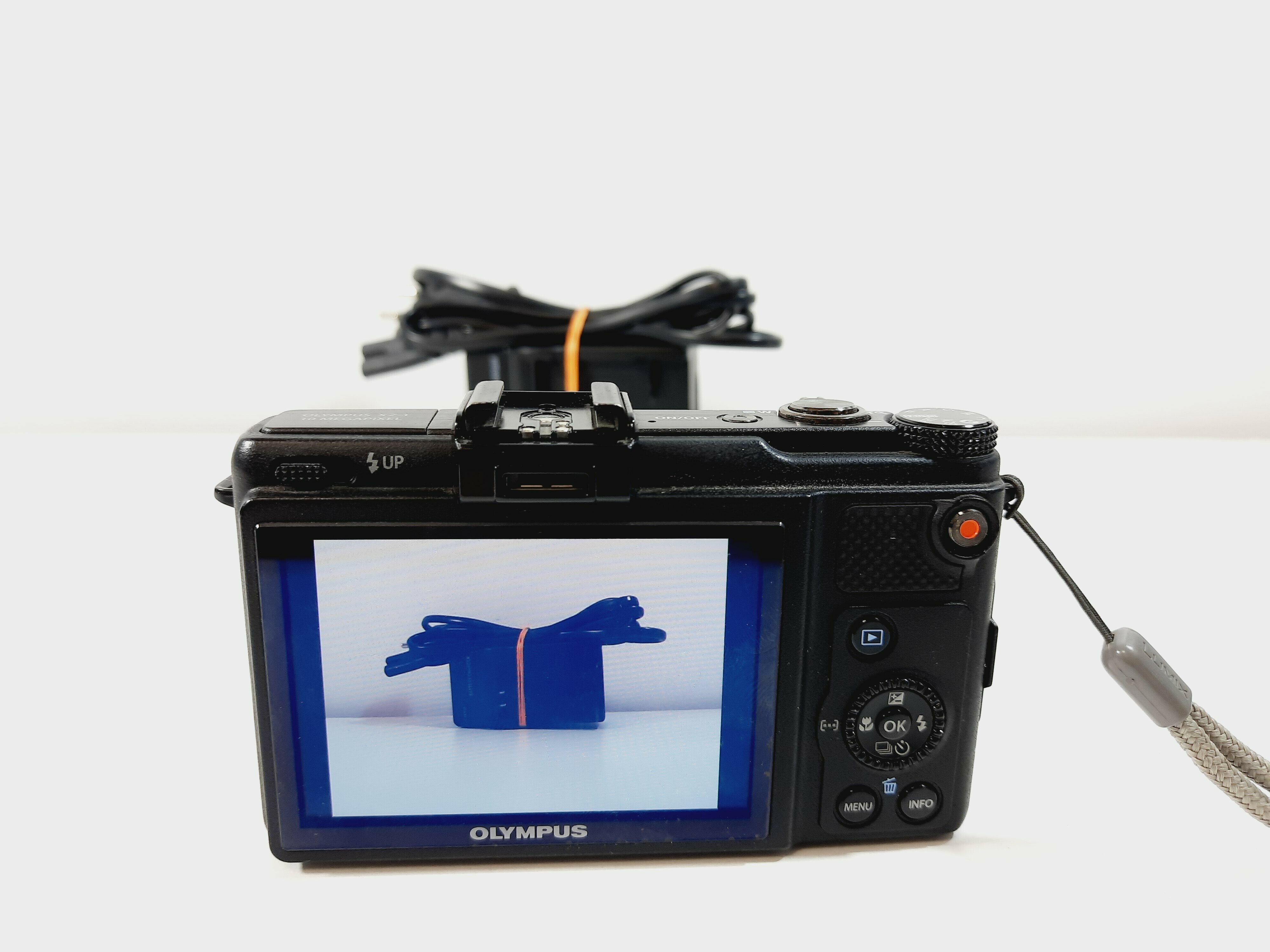 aparat-cyfrowy-olympus-xz-1-ladowarka-model-xz-1