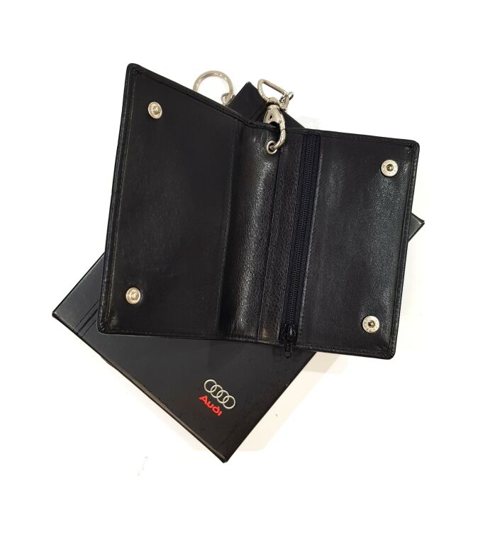 maly-skorzany-portfel-audi-kolor-czarny