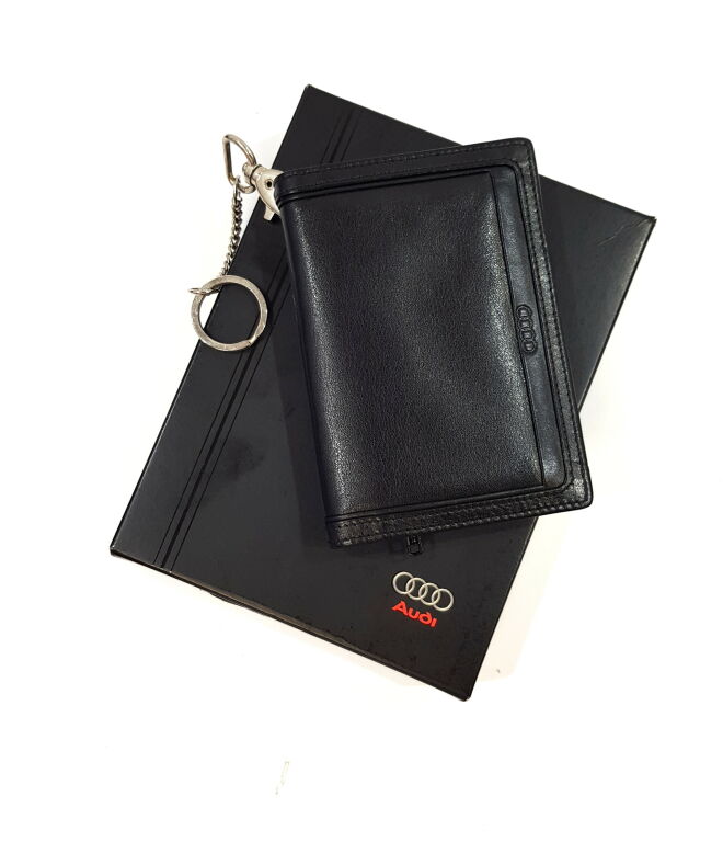 maly-skorzany-portfel-audi-stan-uzywany