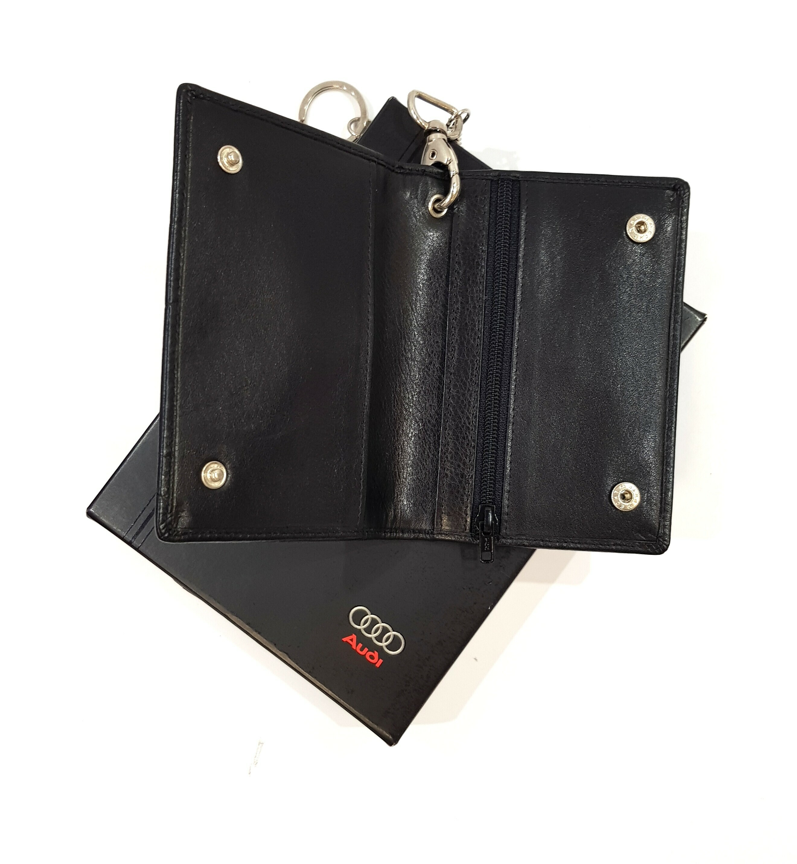 maly-skorzany-portfel-audi-plec-produkt-meski