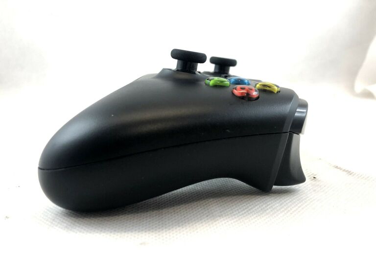 pad-xbox-one-model-1708-producent-xbox