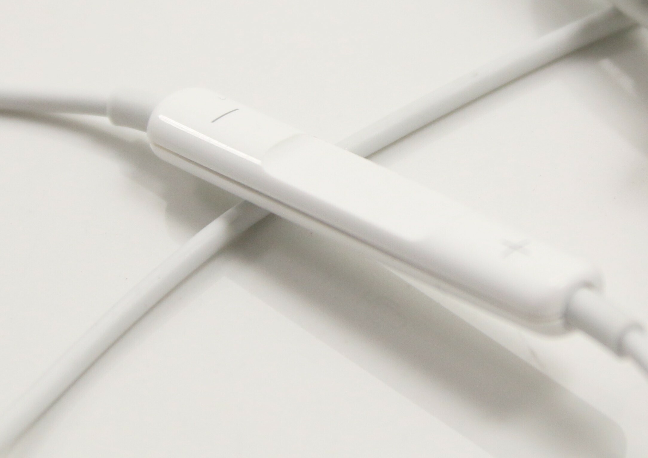 sluchawki-biale-light-ean-gtin-190198001733