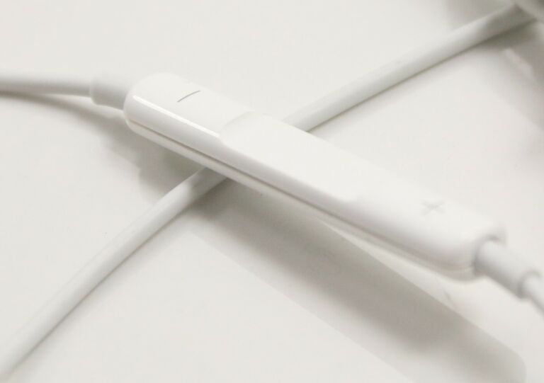 sluchawki-biale-light-ean-gtin-190198001733