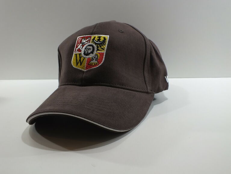 CZAPKA Z DASZKIEM LOGO WROCŁAW BRĄZOWA