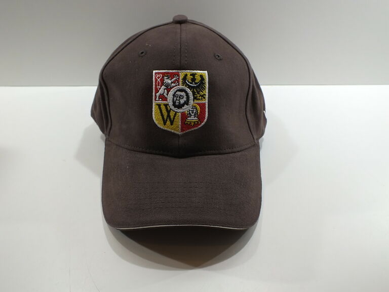 CZAPKA Z DASZKIEM LOGO WROCŁAW BRĄZOWA