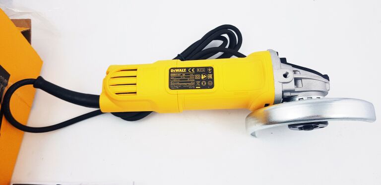 SZLIFIERKA KĄTOWA DEWALT DWE4157 900W