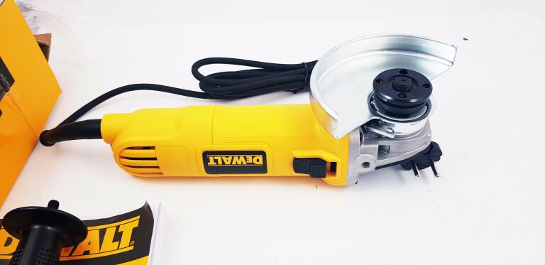 SZLIFIERKA KĄTOWA DEWALT DWE4157 900W