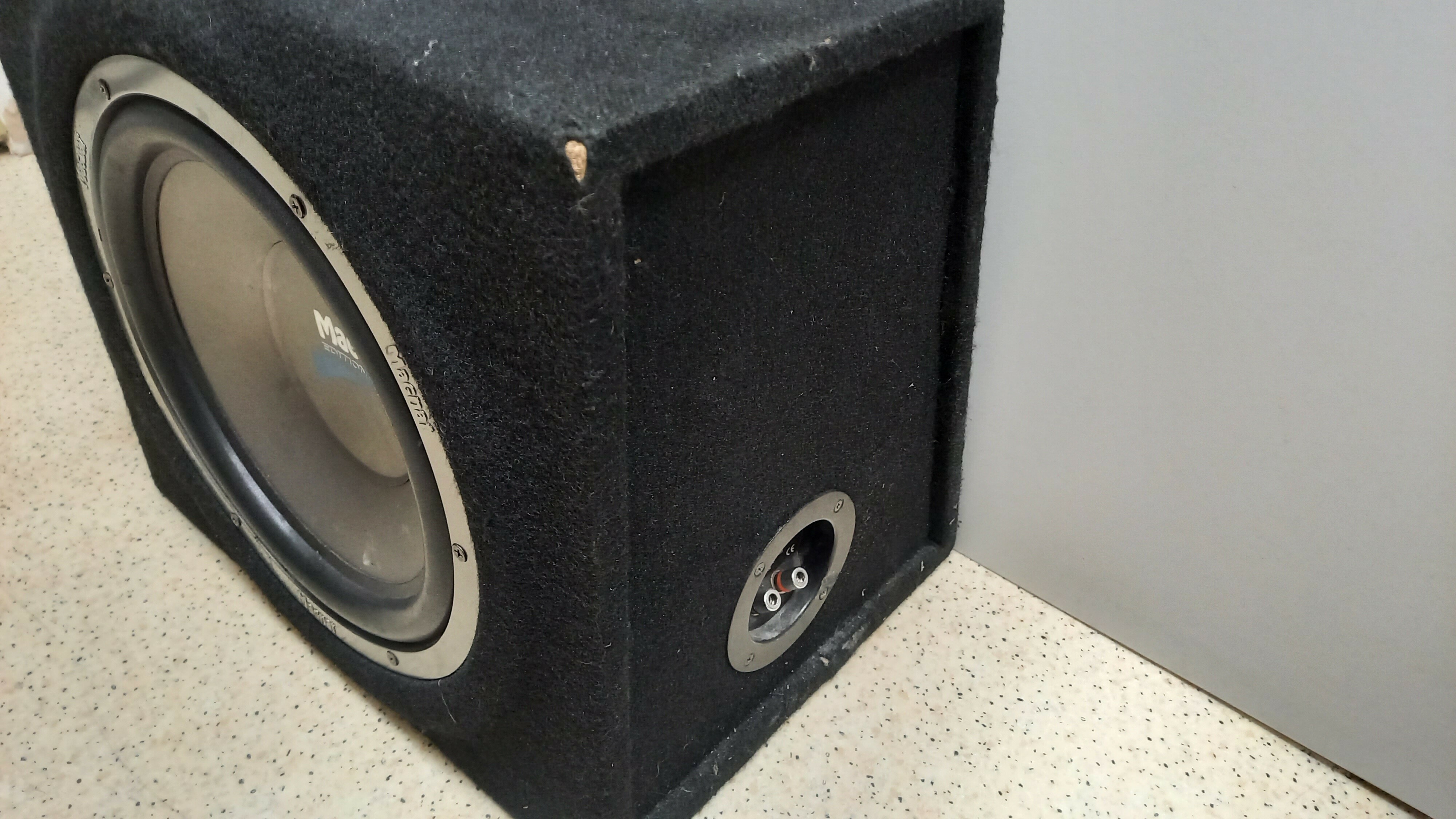 subwoofer-samochodowy-magnat-800w-b30-konstrukcja-jednodrozne