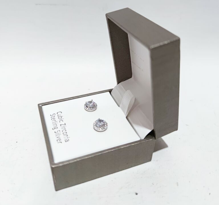 srebrne-kolczyki-rachel-ashwell-stan-powystawowy