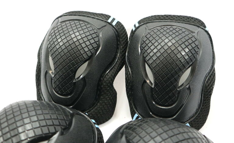 zestaw-nakolannikow-ochraniaczy-fakeface-kolor-czarny