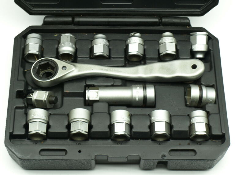 ZESTAW KLUCZY NASADOWYCH POWERFIX HG01215