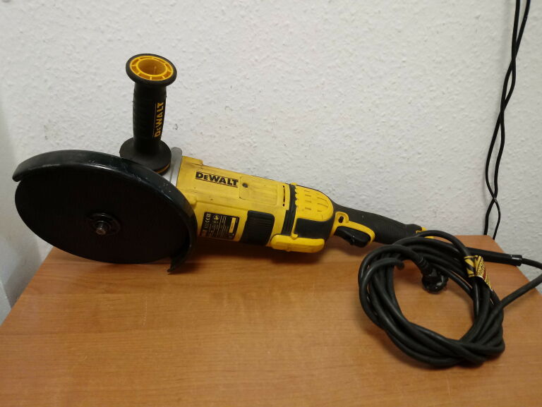 SZLIFIERKA KATOWA DEWALT DWE4579 230V 2600W 230MM
