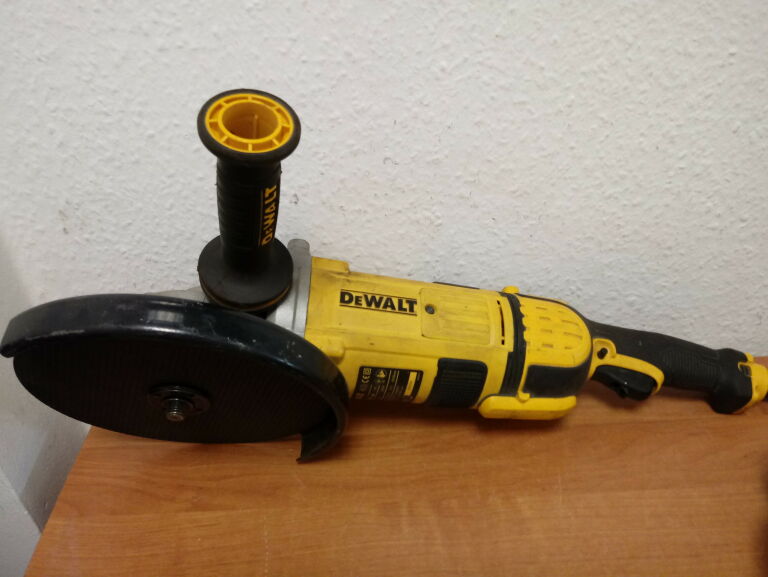 SZLIFIERKA KATOWA DEWALT DWE4579 230V 2600W 230MM