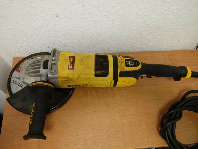 SZLIFIERKA KATOWA DEWALT DWE4579 230V 2600W 230MM