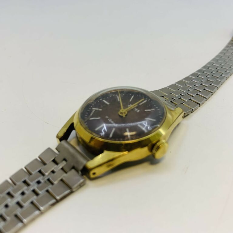 zegarek-damski-zara-ksztalt-koperty-okragla