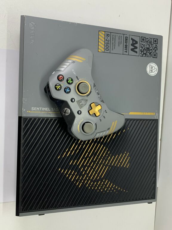 KONSOLA XBOX ONE CALL OF DUTY EDITION 1TB PAD