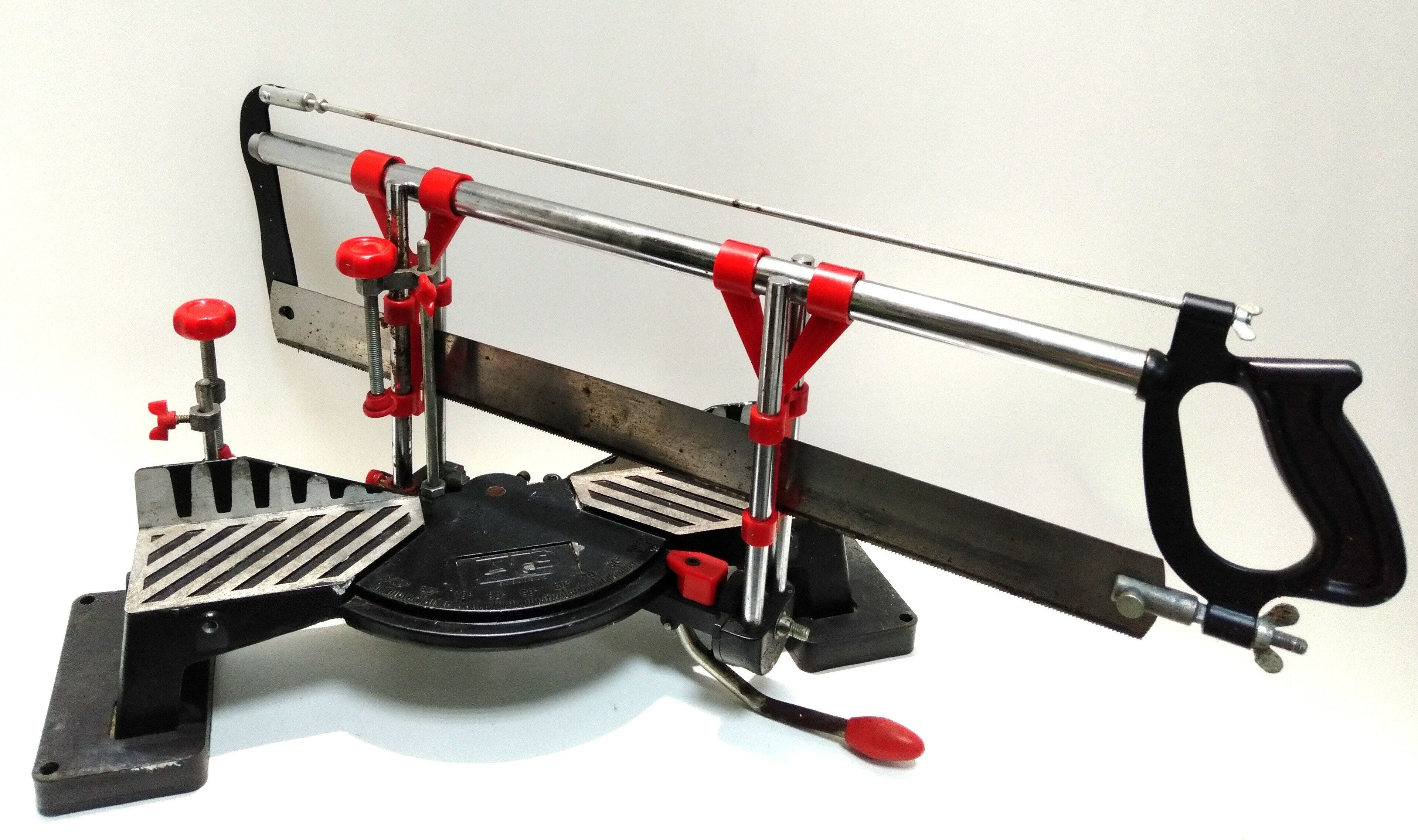 przyrznia-metalowa-z-pilka-stan-uzywany