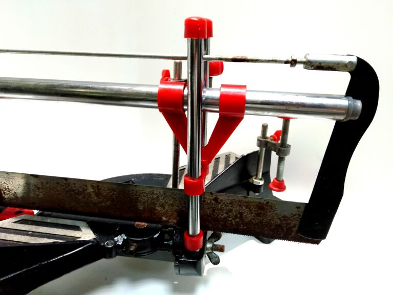 przyrznia-metalowa-z-pilka-plac-obroncow-wybrzeza-8a3-puck