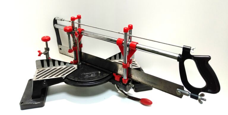 przyrznia-metalowa-z-pilka-plac-obroncow-wybrzeza-8a3-puck