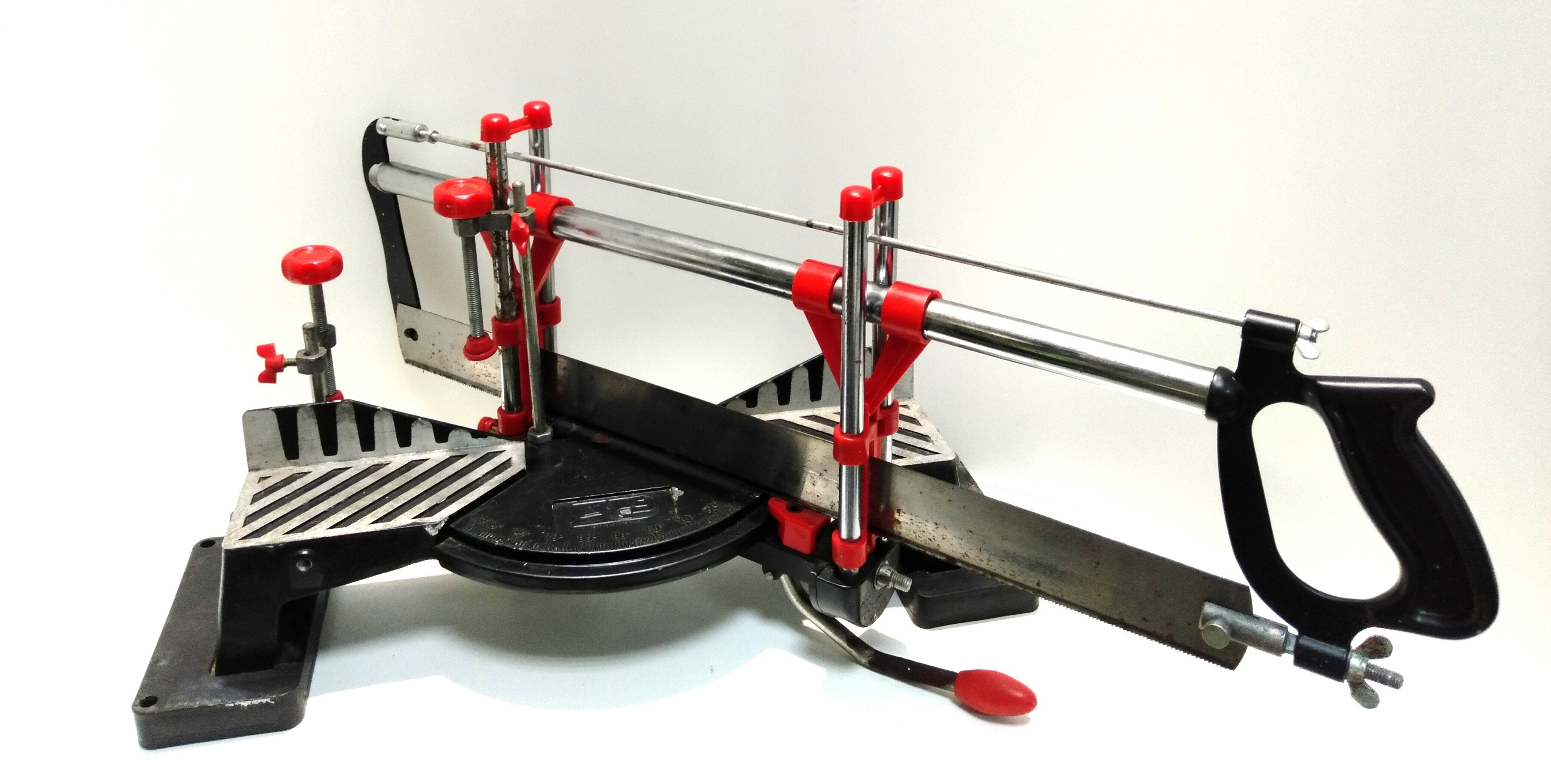 przyrznia-metalowa-z-pilka-plac-obroncow-wybrzeza-8a3-puck