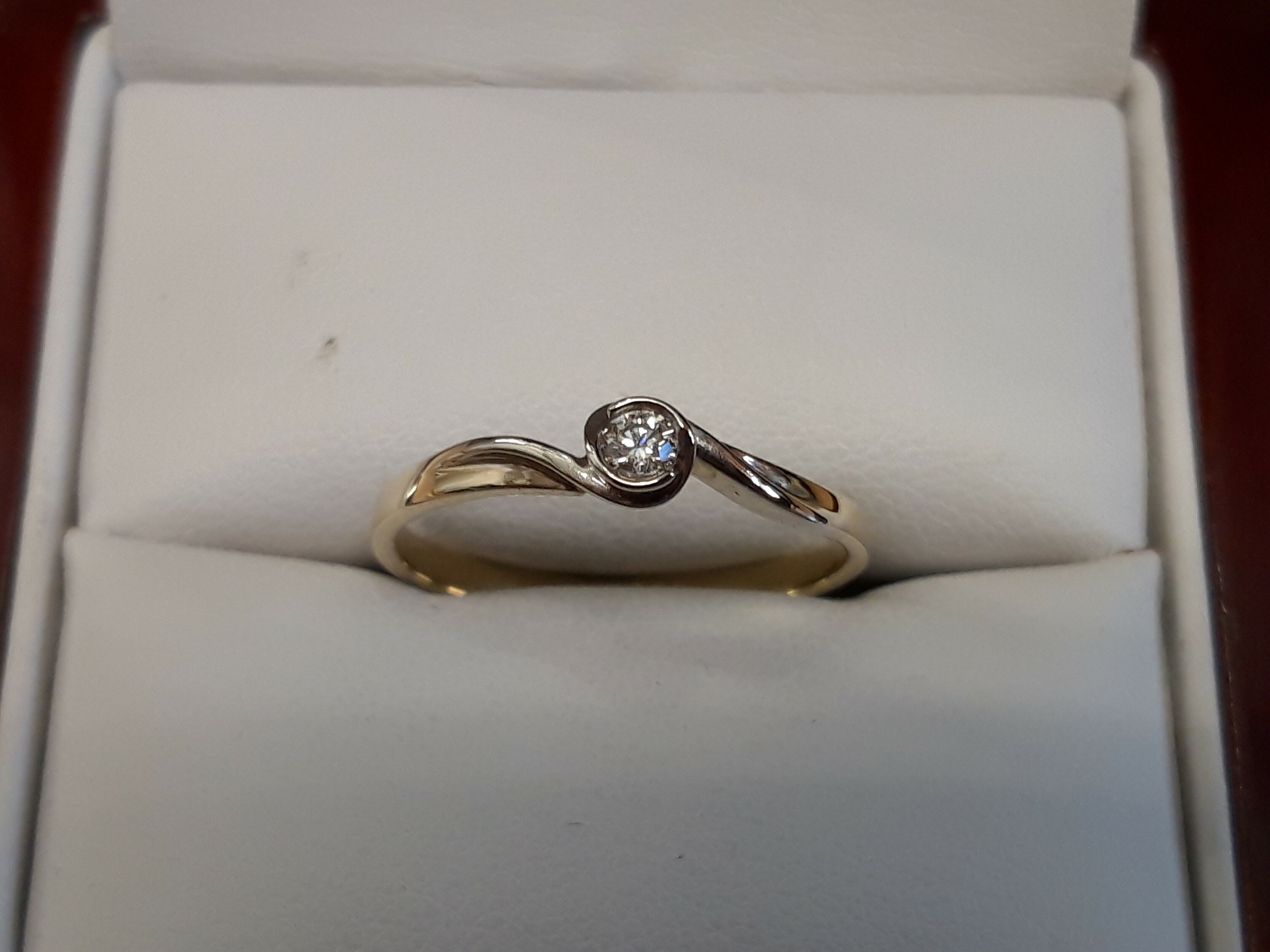 zloty-pierscionek-z-diamentem-pr585-r14-apart-stan-uzywany