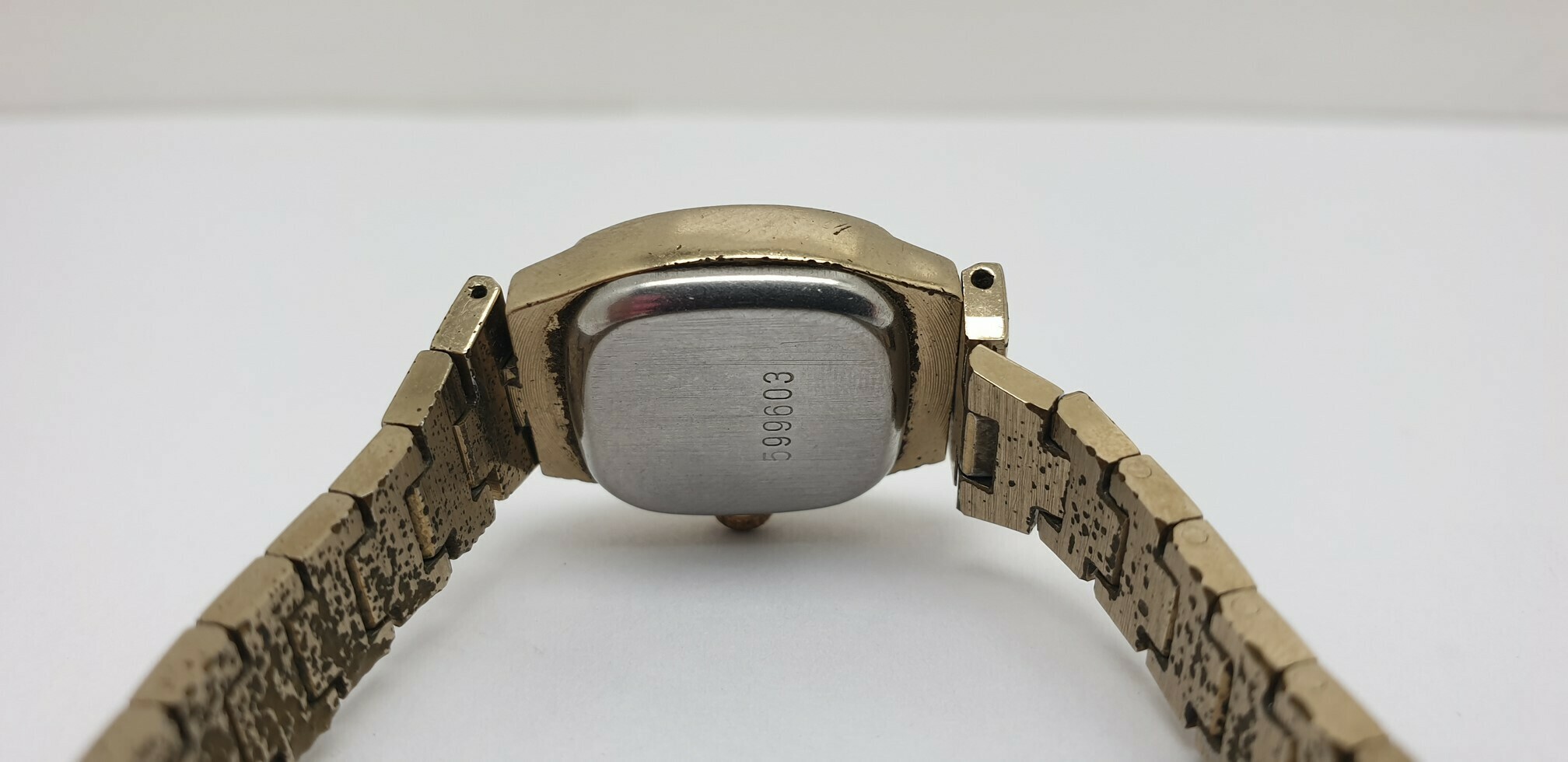 zegarek-czajka-ksztalt-koperty-kwadratowa